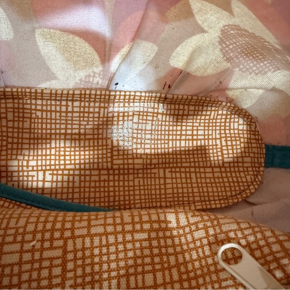 Fossil Key Per Floral Patterned Tote Bag - Brown and Burgundy - Picture 8 of 9